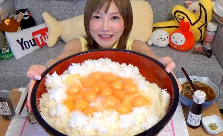 Суперздібності: дівчина з Японії їсть за десятьох і це все у ній поміщається - фото 359485