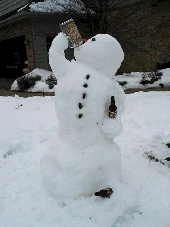 Вспомнить детство: прикольные снеговики, которые вам точно захочется слепить - фото 356592