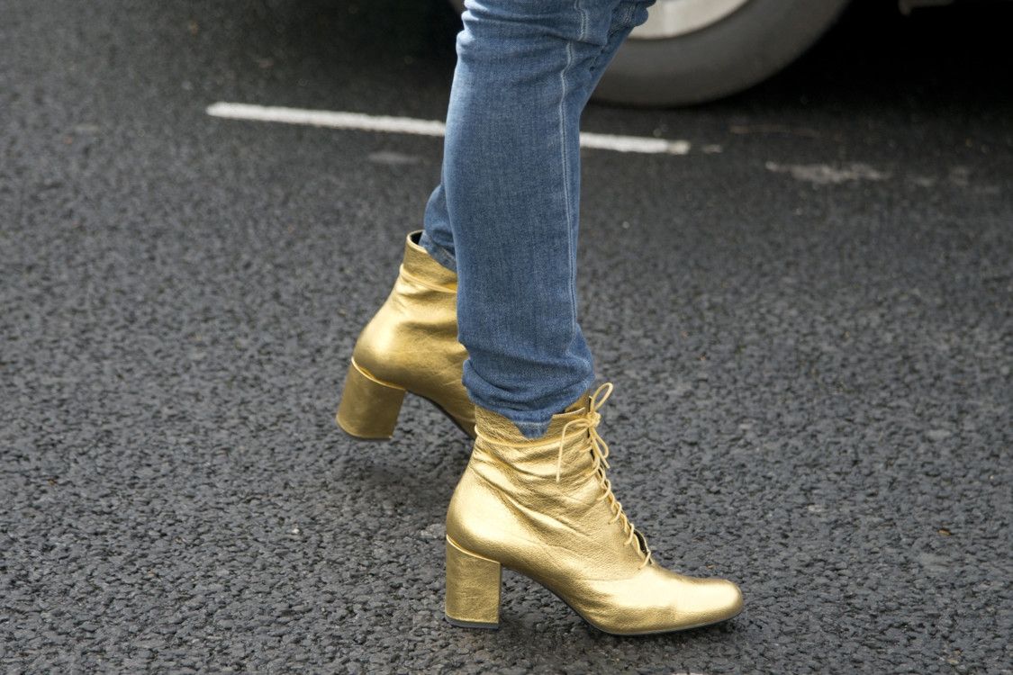 Обольстительное сияние: золотой гардероб звезд street style на декабрь - 358312 Обольстительное сияние: золотой гардероб звезд street style на декабрь - фото 358312
