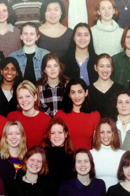 17-летняя девчонка: в сети появилось школьное фото Амаль Клуни - фото 359054