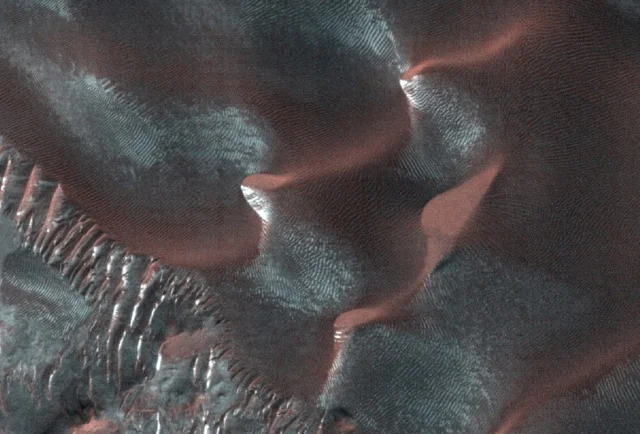 Первый снег на красной планете: удивительные снимки природного явления - фото 360710