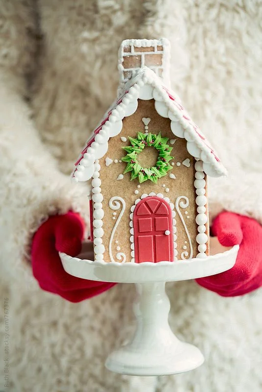 Пряничный домик: 20 идей декора вкусного рождественского символа - фото 359298