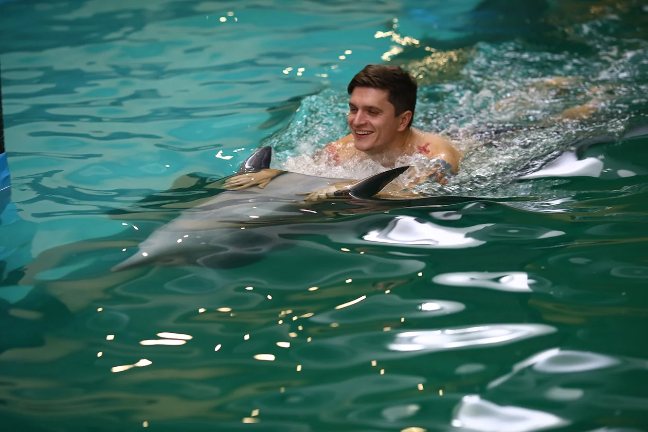 Анатолій Анатоліч показав мімішні фото з дельфінами і донькою - фото 354817
