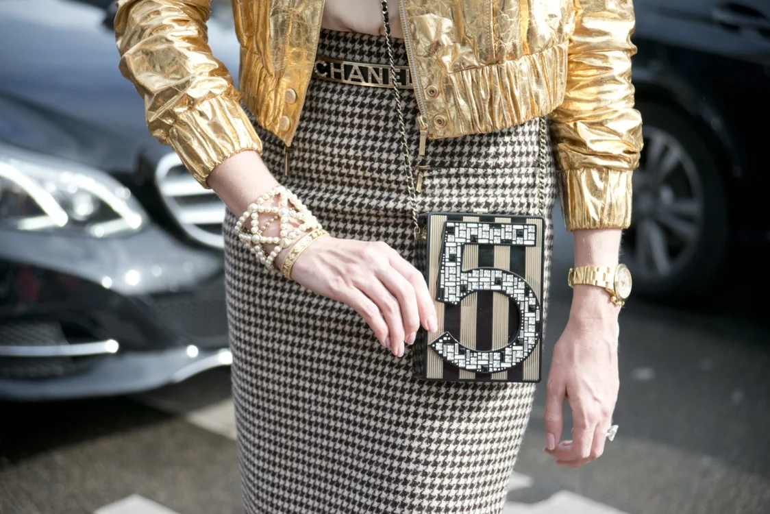 Звабливе сяйво: золотий гардероб зірок street style на грудень - фото 358311