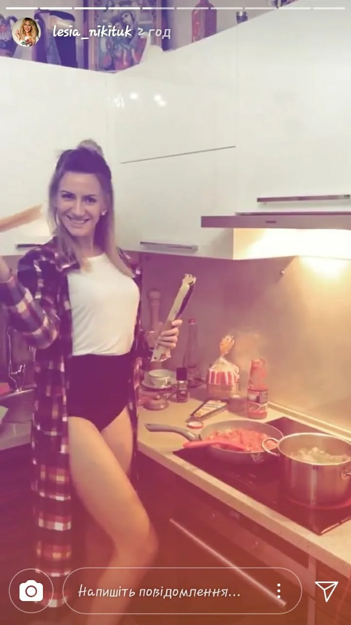 Bon Appétit: Леся Никитюк показала, в каком белье готовит ужин - фото 357363
