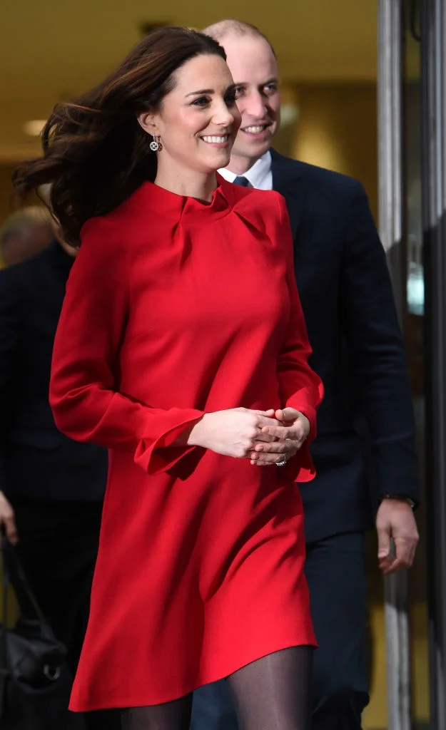 Беременная Кейт Миддлтон поразила образом в ярко-красном платье - фото 355585