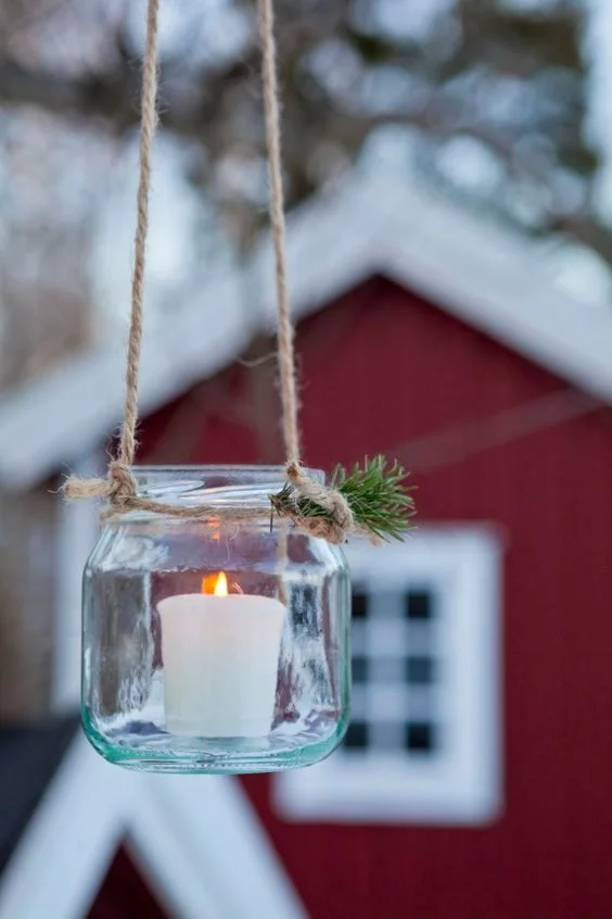 Праздничные идеи: как украсить дом на Рождество с помощью свечей - фото 356663