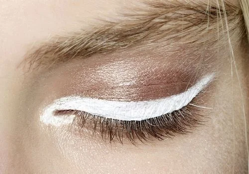 Білі стрілки - макіяж очей, який ідеально пасуватиме тобі цієї зими - фото 358200