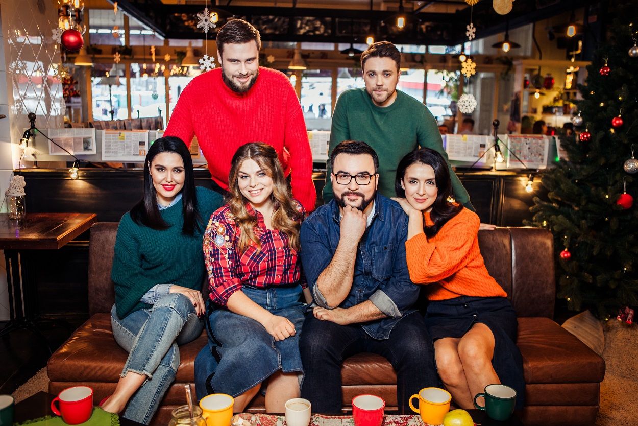 Ведущие 1+1 сняли смешной ремейк культовой сцены из сериала 'Друзья' - фото 359742
