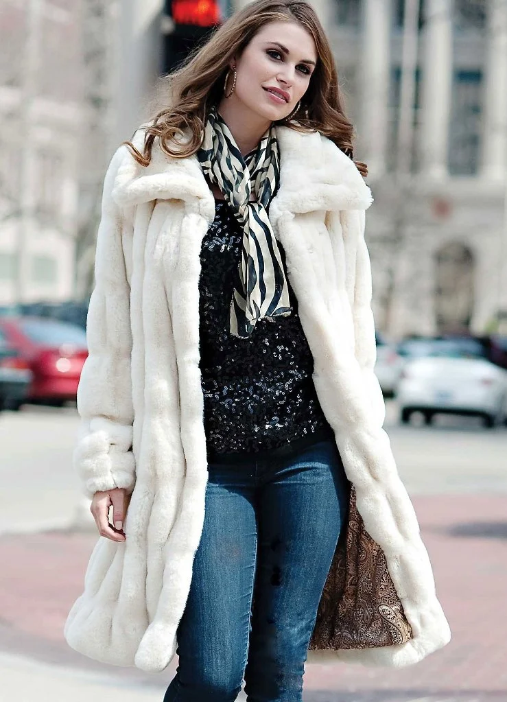Street style: модные образы с шарфом для зимнего сезона - фото 354643