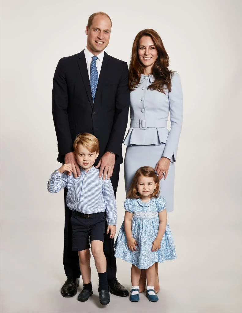 Кейт Міддлтон і принц Вільям разом із дітьми прикрасили різдвяну листівку (фото) - фото 358376