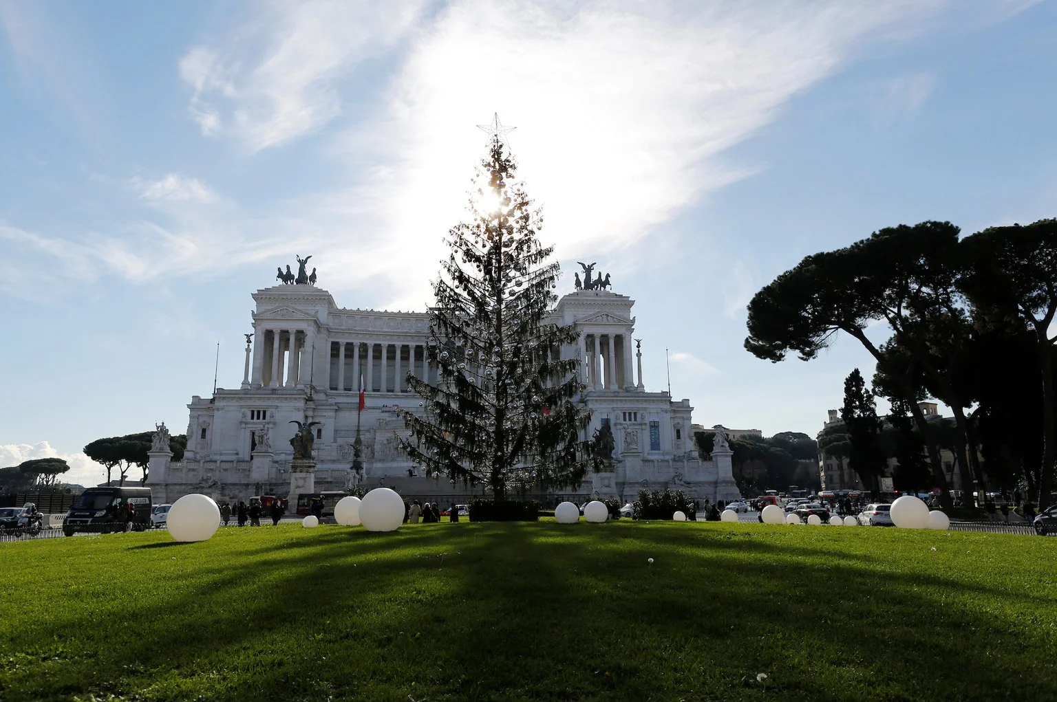 Весь мир смеется над главной елкой Рима, будете и вы - фото 359334