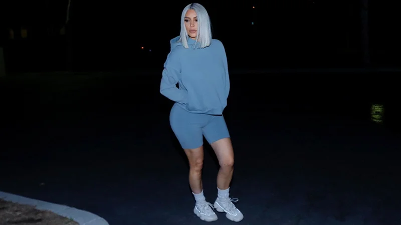 Ким Кардашьян гуляет в странных спортивных шортах и с голубыми волосами - фото 361368
