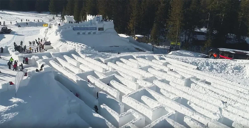 У Польщі збудували найбільший у світі сніговий лабіринт - фото 364263