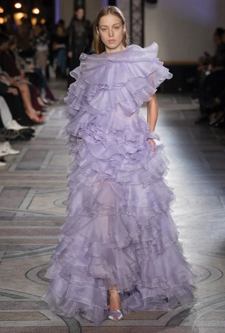 Неймовірно гарні сукні з нової колекції Giambattista Valli  зведуть з розуму кожну дівчину - фото 364493