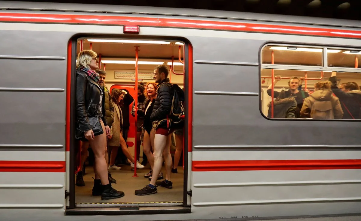 Голяка у метро: як цьогоріч виглядав найвідвертіший флешмоб світу - фото 361628