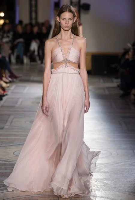 Неймовірно гарні сукні з нової колекції Giambattista Valli  зведуть з розуму кожну дівчину - фото 364490