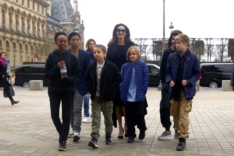 Стильные и успешные: Бриджит Макрон и Анджелина Джоли устроили битву образов в Париже - фото 365953