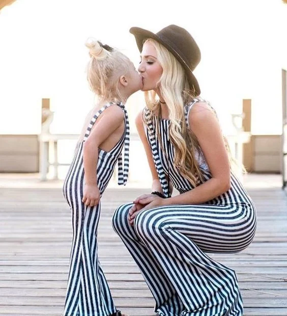 Десять стильных мам, которые любят с дочками одинаковые платья - фото 364398
