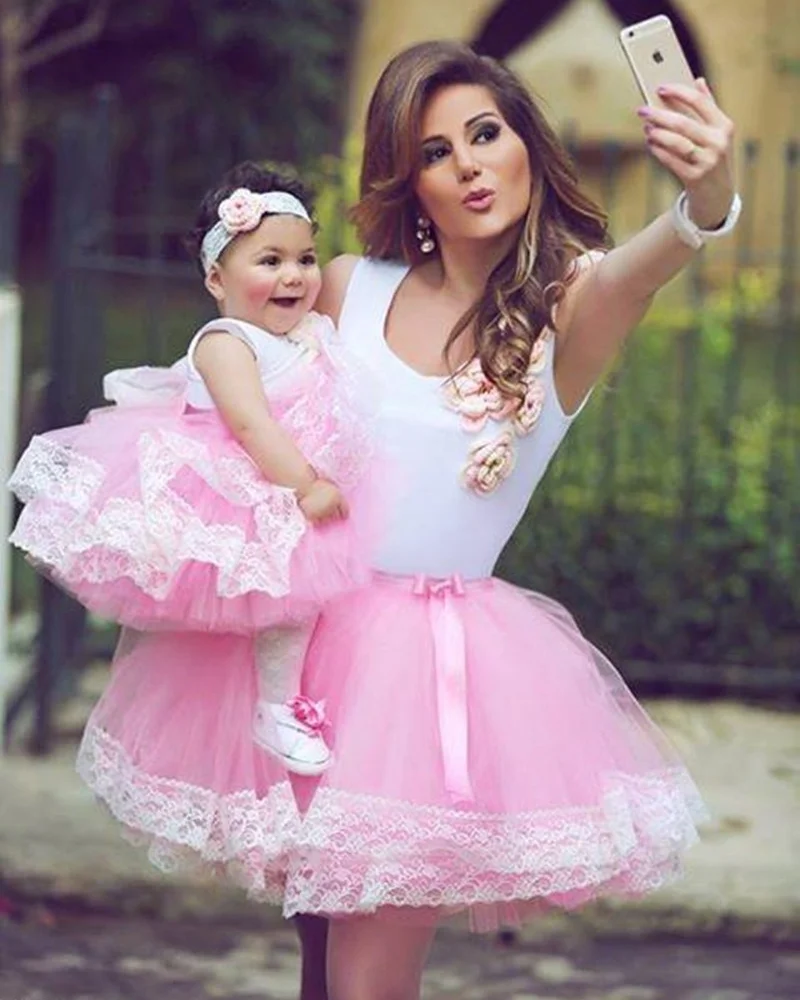 Десять стильных мам, которые любят с дочками одинаковые платья - фото 364409