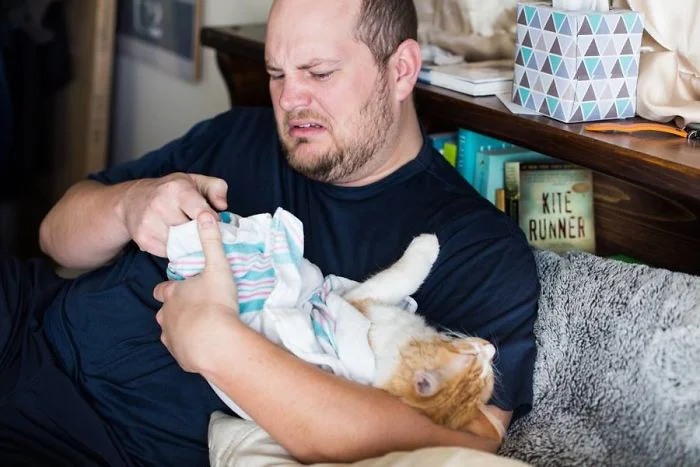 Мир в шоке: пара представила, что рождает котика и показала это на фото - фото 363117