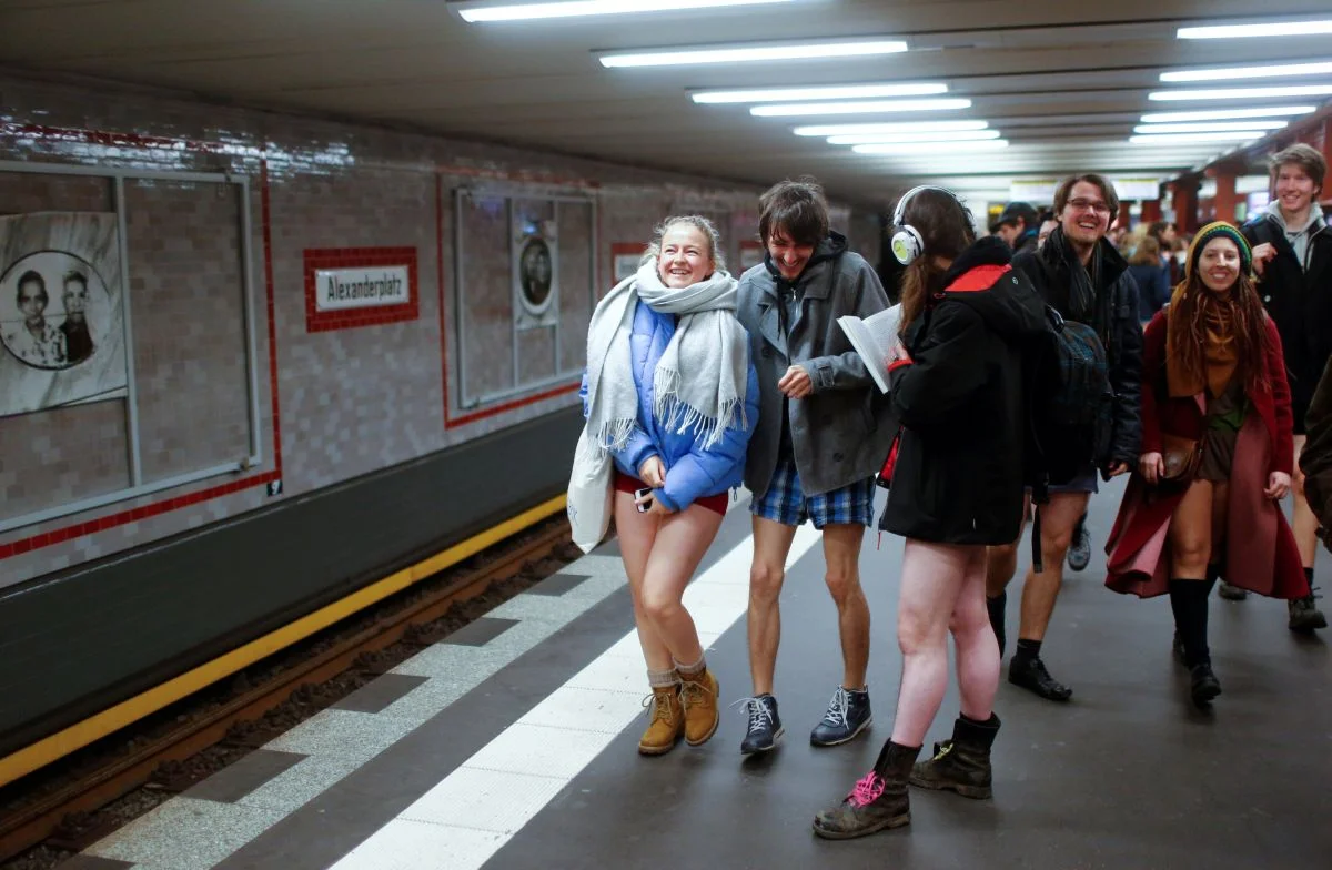 Голяка у метро: як цьогоріч виглядав найвідвертіший флешмоб світу - фото 361632