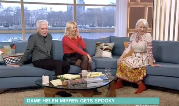 Знаменитая Хелен Миррен похвасталась платьем-вышиванкой в британском утреннем шоу - фото 364774