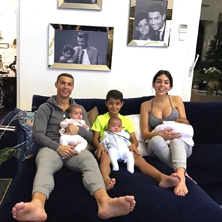 Мать Криштиану Роналду показала обворожительных и повзрослевших близнецов футболиста - фото 365008