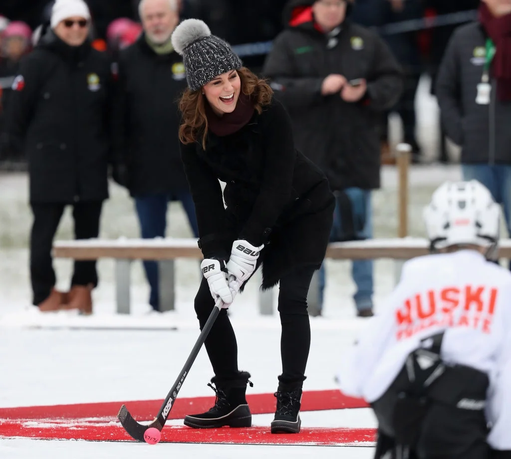 Кейт Миддлтон в забавной шапке сыграла в хоккей на седьмом месяце беременности - фото 365545