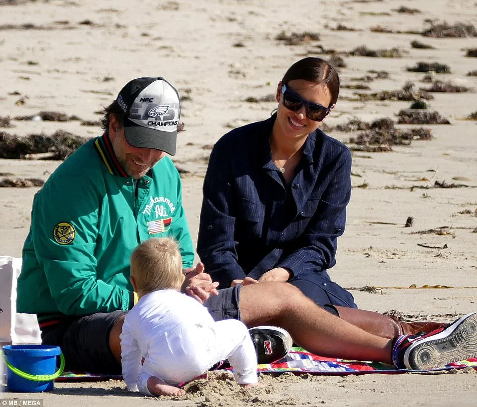 Брэдли Купер и Ирина Шейк с крошечной дочкой повеселились на пляже - фото 364742