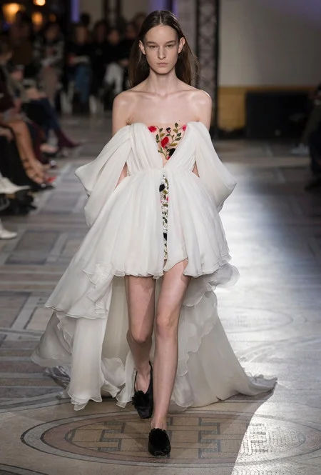 Неймовірно гарні сукні з нової колекції Giambattista Valli  зведуть з розуму кожну дівчину - фото 364492