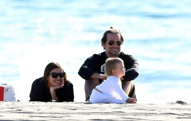 Брэдли Купер и Ирина Шейк с крошечной дочкой повеселились на пляже - фото 364744