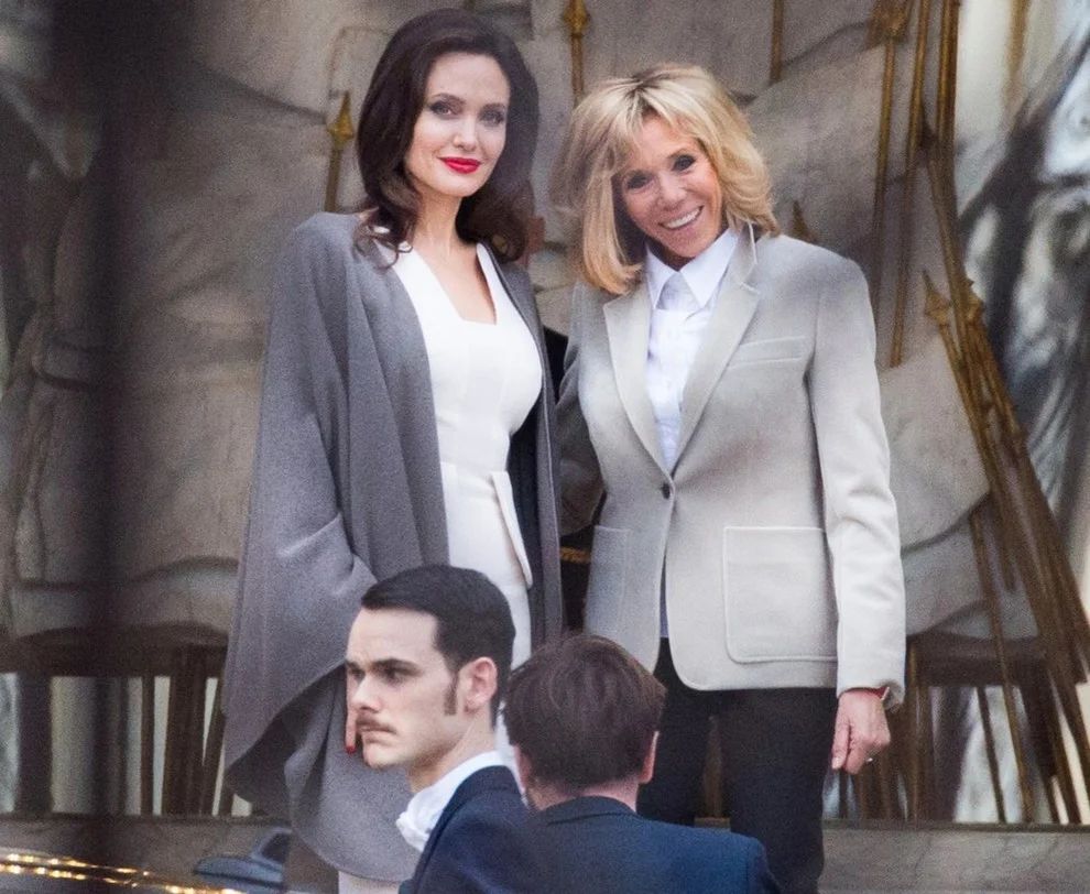 Стильные и успешные: Бриджит Макрон и Анджелина Джоли устроили битву образов в Париже - фото 365954