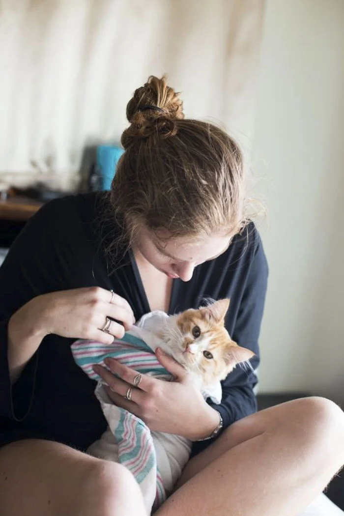 Мир в шоке: пара представила, что рождает котика и показала это на фото - фото 363111