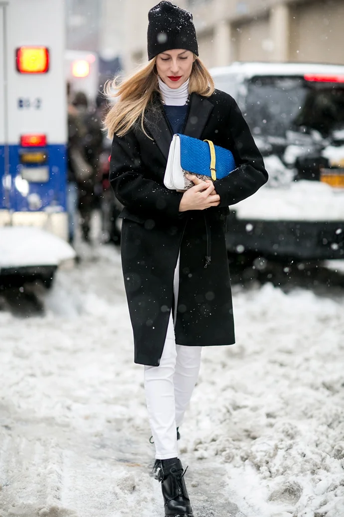 Белее снега: как носить светлые джинсы зимой - фото 361072