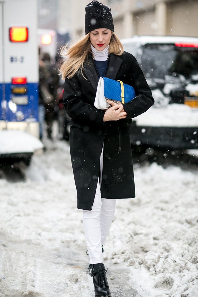 Біліша від снігу: як носити світлі джинси взимку - фото 361072