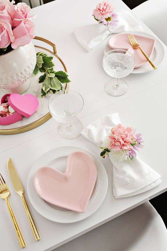 День Валентина 2020: стильні ідеї декору святкового столу - фото 365979