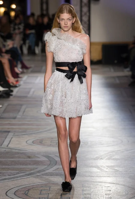 Неймовірно гарні сукні з нової колекції Giambattista Valli  зведуть з розуму кожну дівчину - фото 364494