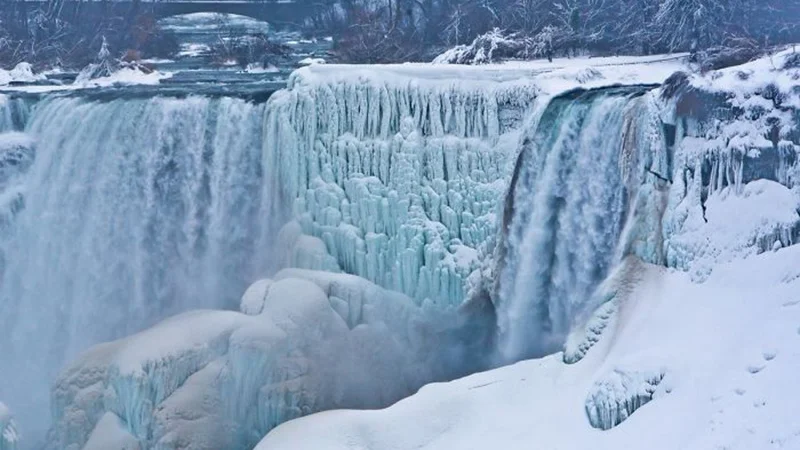 Ниагарский водопад замерз, и это зрелище поражает - фото 361206