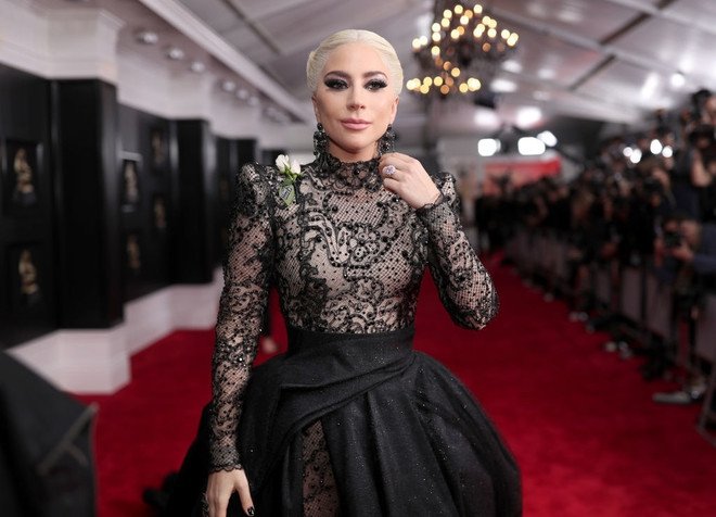 Леди Гага засветила на 'Грэмми 2018' роскошное обручальное кольцо - фото 365221