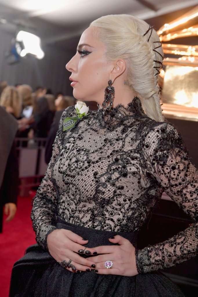 Леди Гага засветила на 'Грэмми 2018' роскошное обручальное кольцо - фото 365224