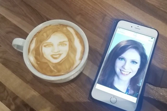 Селфічіно: в Лондоні відкрилось кафе, де можна випити каву зі своїм фото - фото 362098