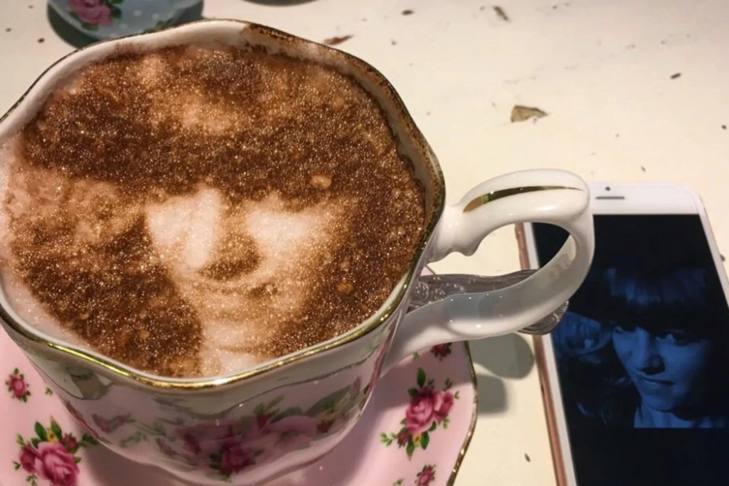 Селфічіно: в Лондоні відкрилось кафе, де можна випити каву зі своїм фото - фото 362104