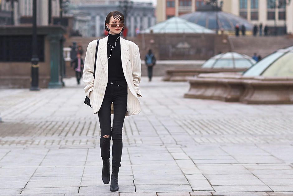 Объемный жакет: звезды street style демонстрируют крутые образы с главным must have сезона - фото 363034