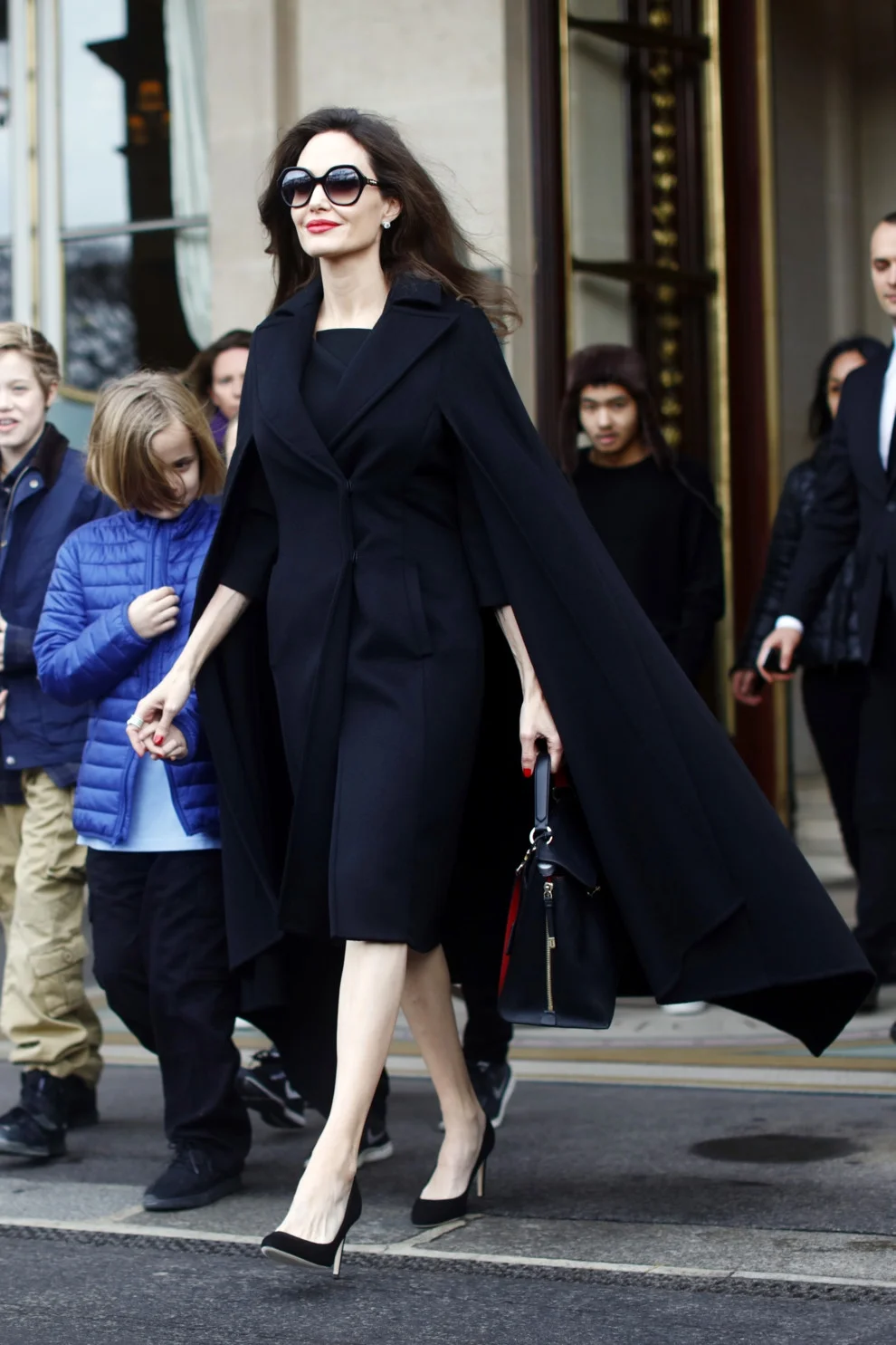 Стильные и успешные: Бриджит Макрон и Анджелина Джоли устроили битву образов в Париже - фото 365952