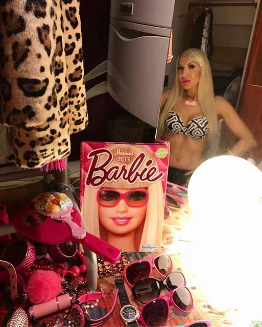 45-летняя Барби: женщина потратила все деньги, чтобы стать живой куклой - фото 365811