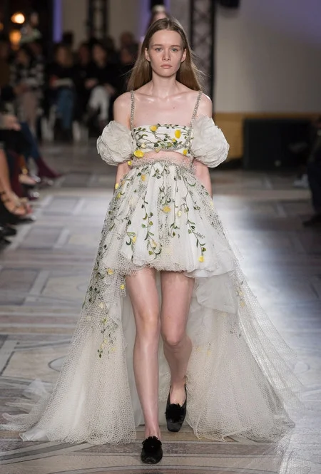 Неймовірно гарні сукні з нової колекції Giambattista Valli  зведуть з розуму кожну дівчину - фото 364483