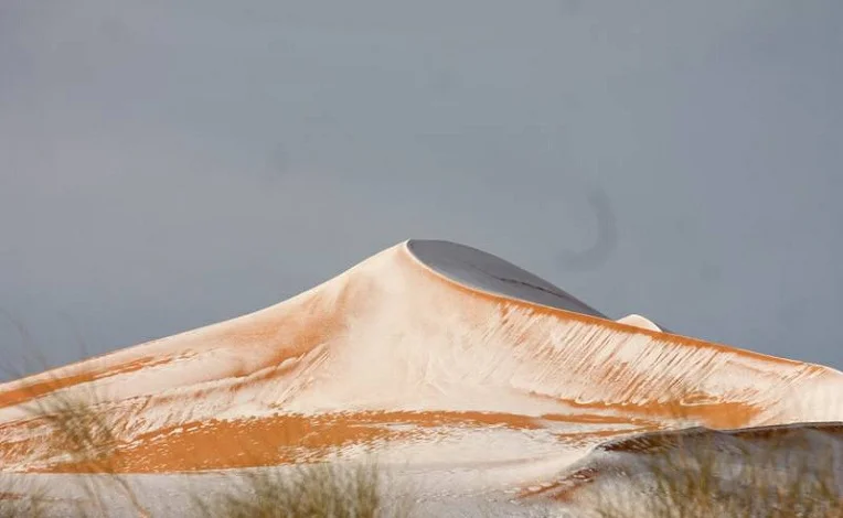 Пустелю Сахару вкрило снігом, і ці пейзажі захоплюють красою - фото 361590