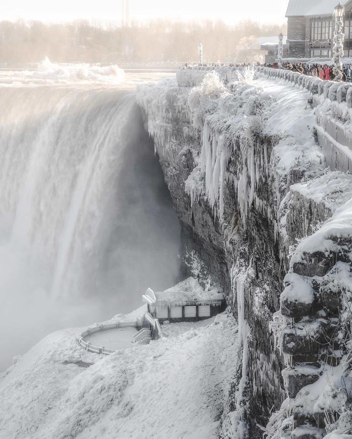 Ниагарский водопад замерз, и это зрелище поражает - фото 361197