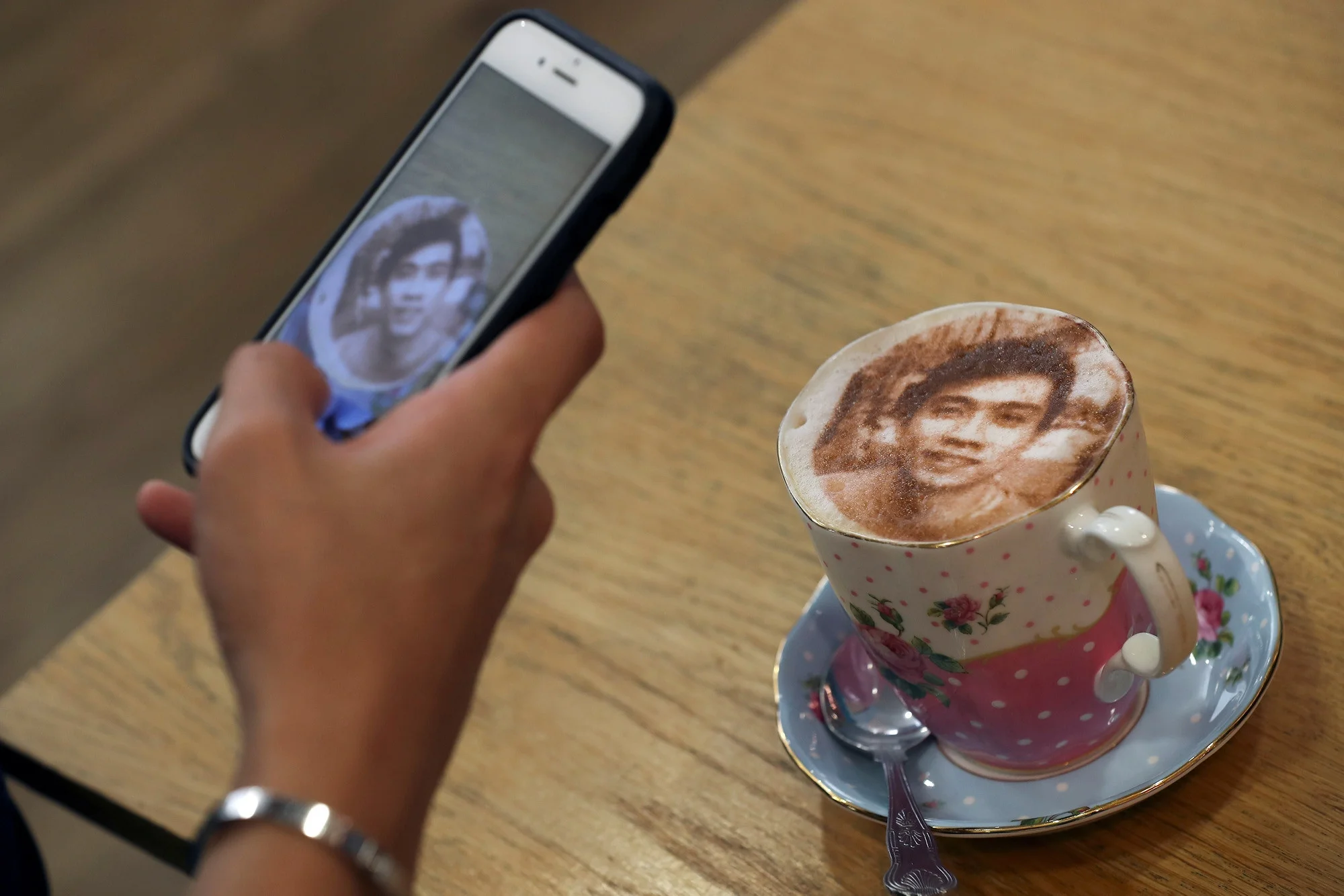 Селфічіно: в Лондоні відкрилось кафе, де можна випити каву зі своїм фото - фото 362103